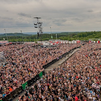 Rockfans tanzen während des Auftritts der Band „You Me at Six“ vor der Hauptbühne des Open-Air-Festivals “Rock am Ring" 2022.