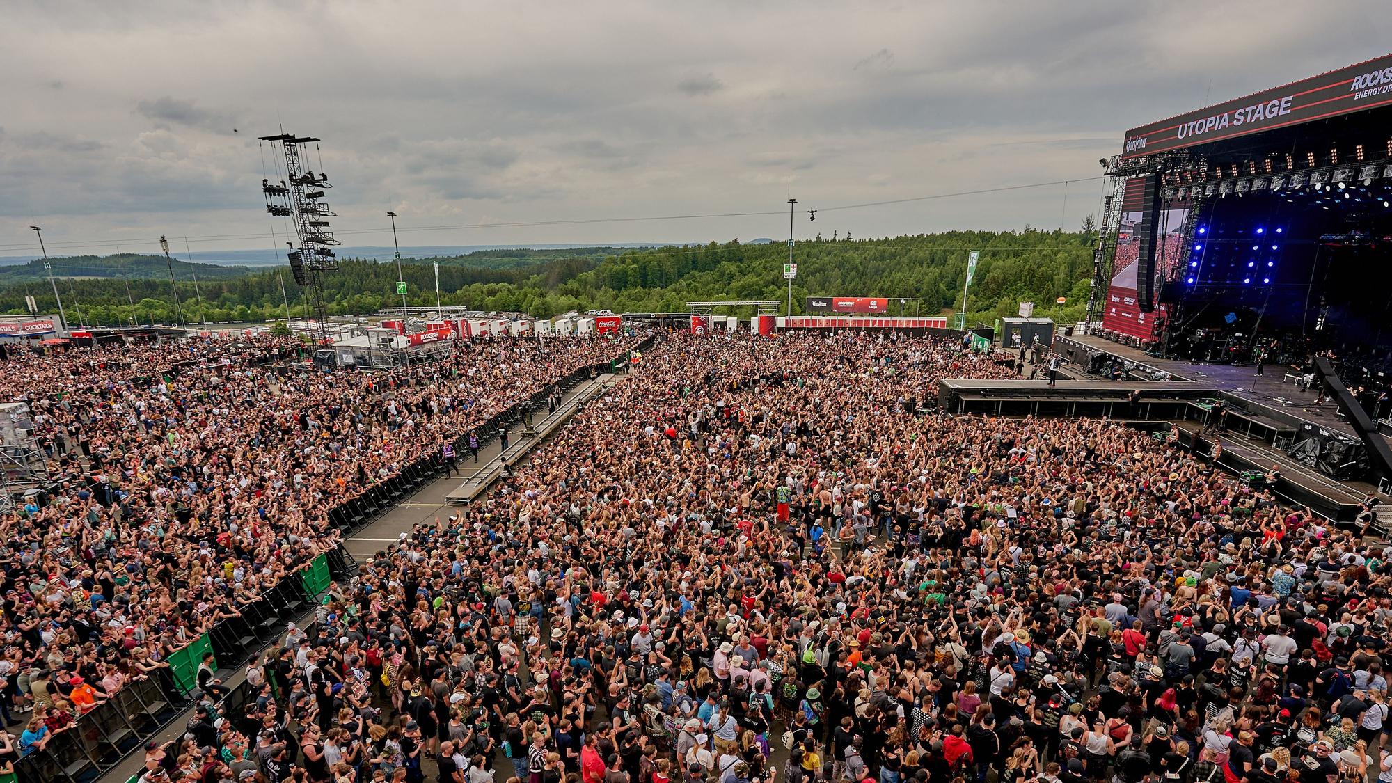 Rockfans tanzen während des Auftritts der Band „You Me at Six“ vor der Hauptbühne des Open-Air-Festivals “Rock am Ring" 2022.
