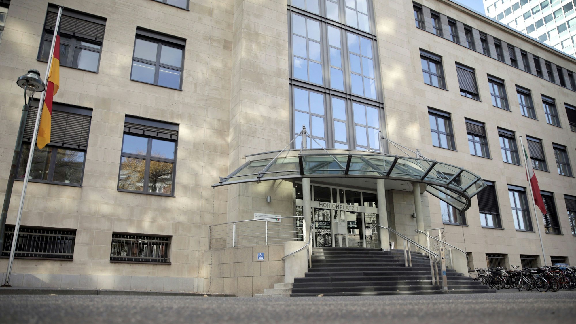 Der Eingang zur Staatskanzlei in Düsseldorf.