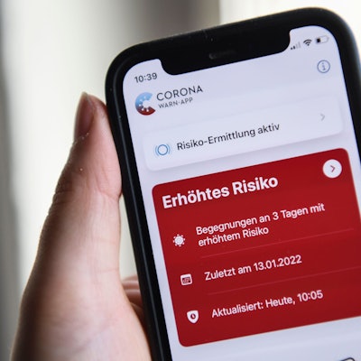 Auf einem Smartphone zeigt die geöffnete Corona-Warn-App ein erhöhtes Risiko an.