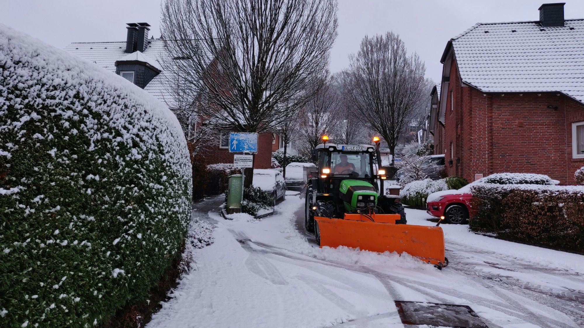 Schneepflug des Leichlinger Bauhofs am Morgen in der Straße Am Kloster.
