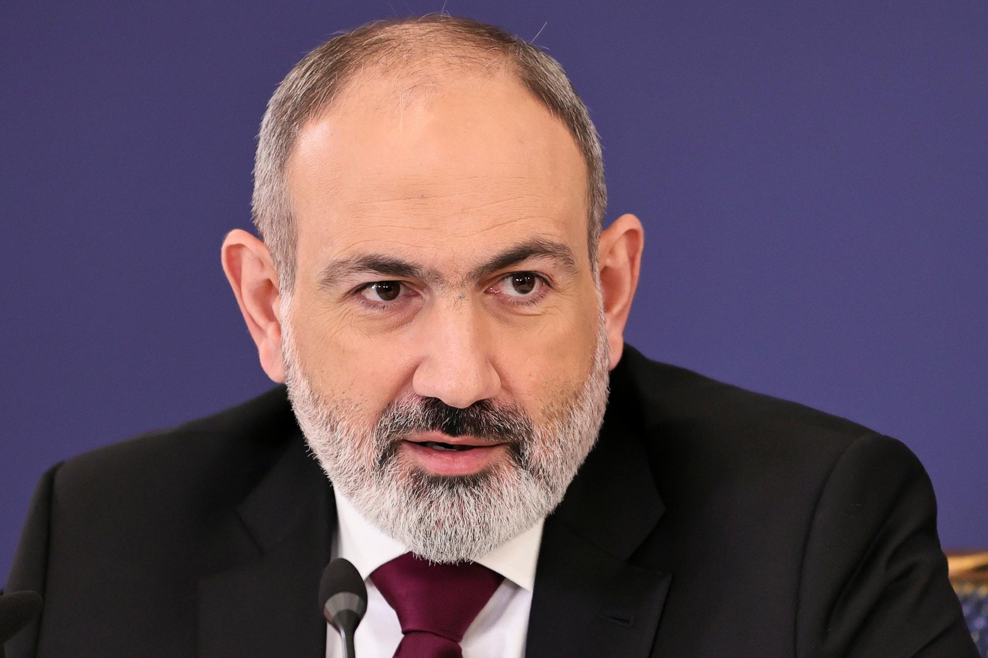 Nikol Paschinjan, der armenische Premierminister spricht während einer Pressekonferenz.