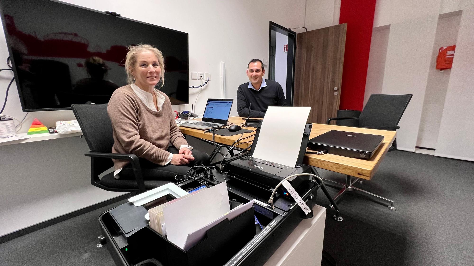 Heidi Offergeld und Mehmet Altas am Eröffnungstag des Bürgerbüros Opladen in der Sparkasse mit der Ausstattung des Bürgerkoffers