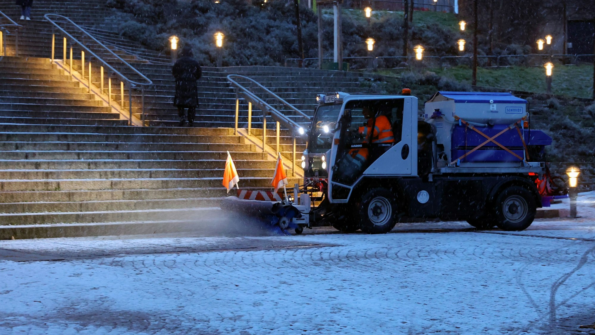 19. Januar: Eine Räummaschine beseitigt Schnee in Köln.