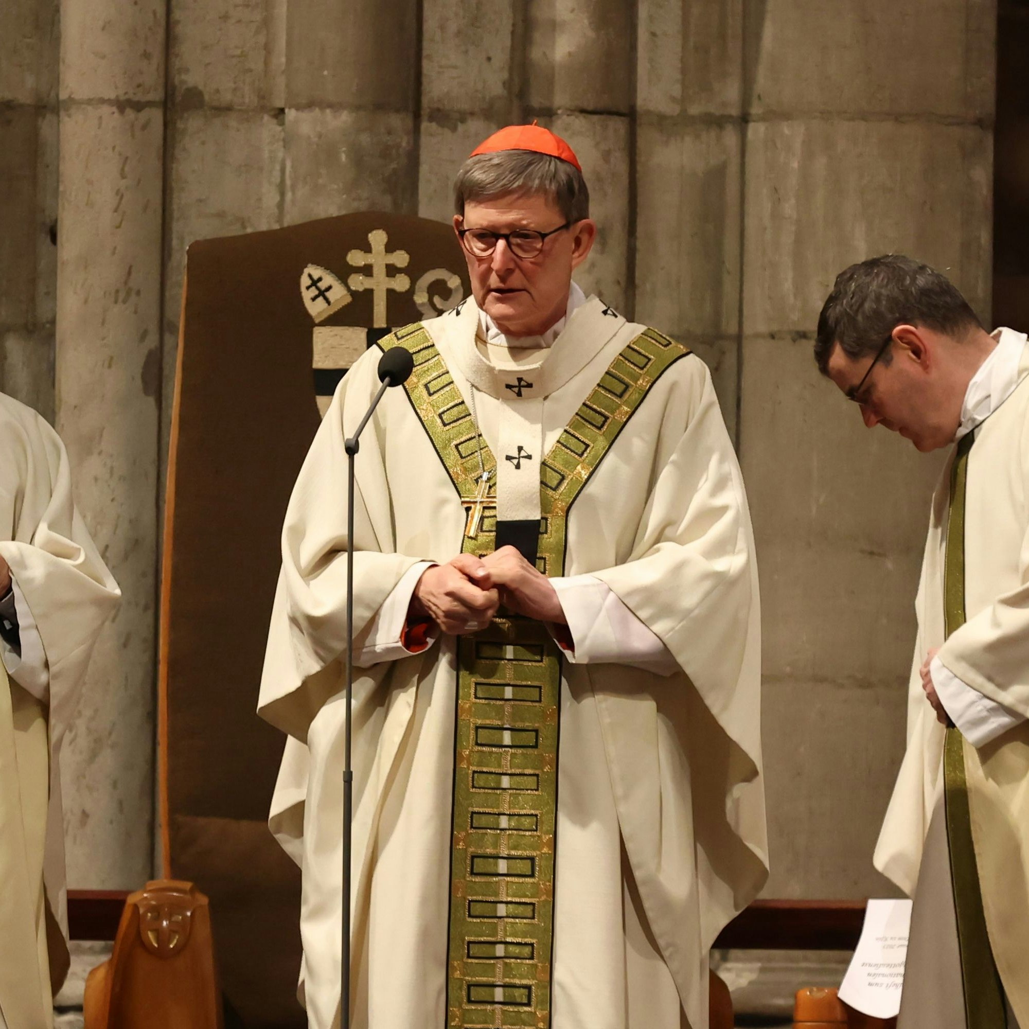 Kardinal Woelki und weitere Geistliche halten eine Rede während des Soldatengottesdienstes.