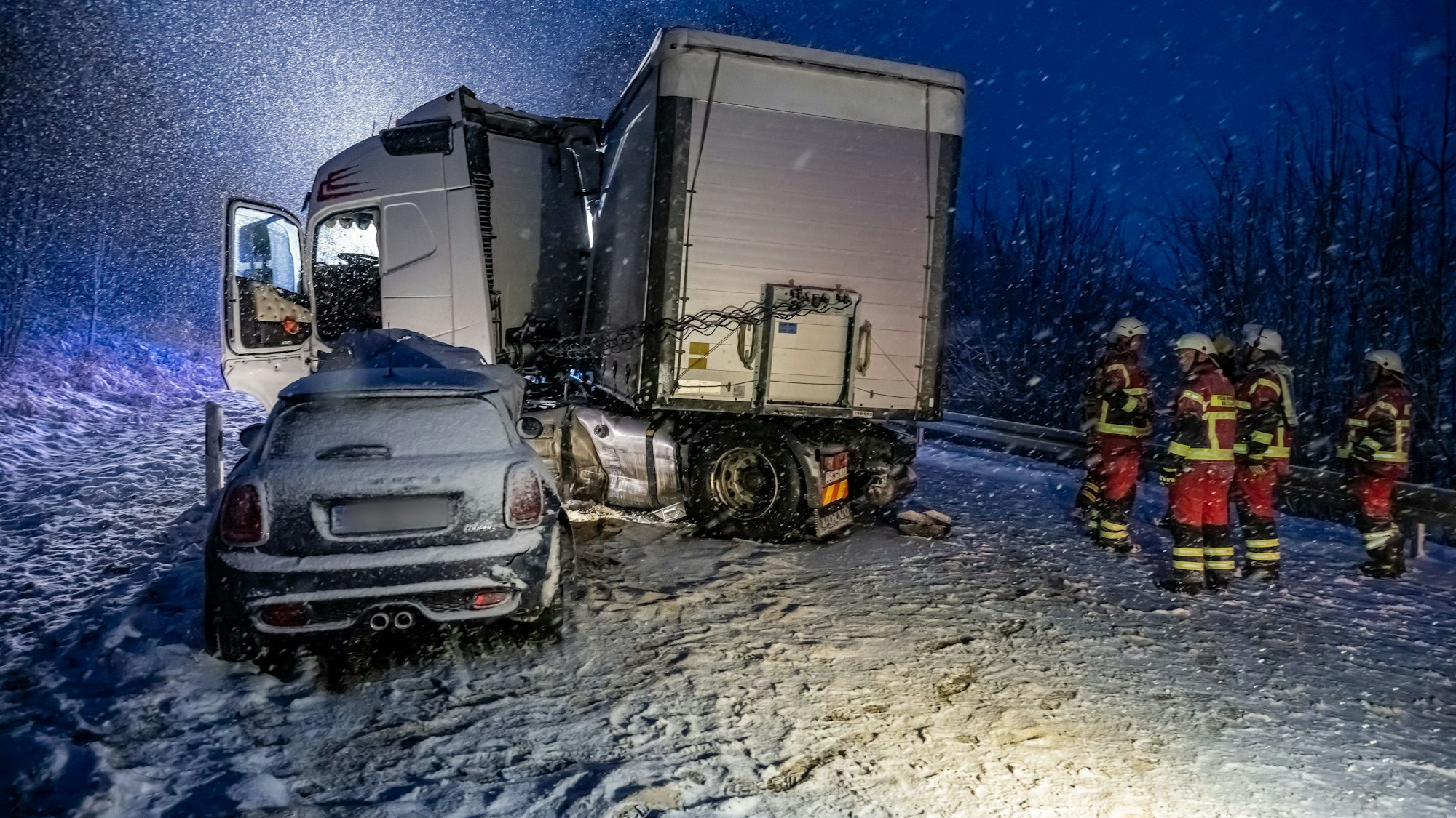 Kierspe: Ein Sattelschlepper ist im Schnee mit einem Auto kollidiert, Feuerwehr und Polizei waren im Einsatz.