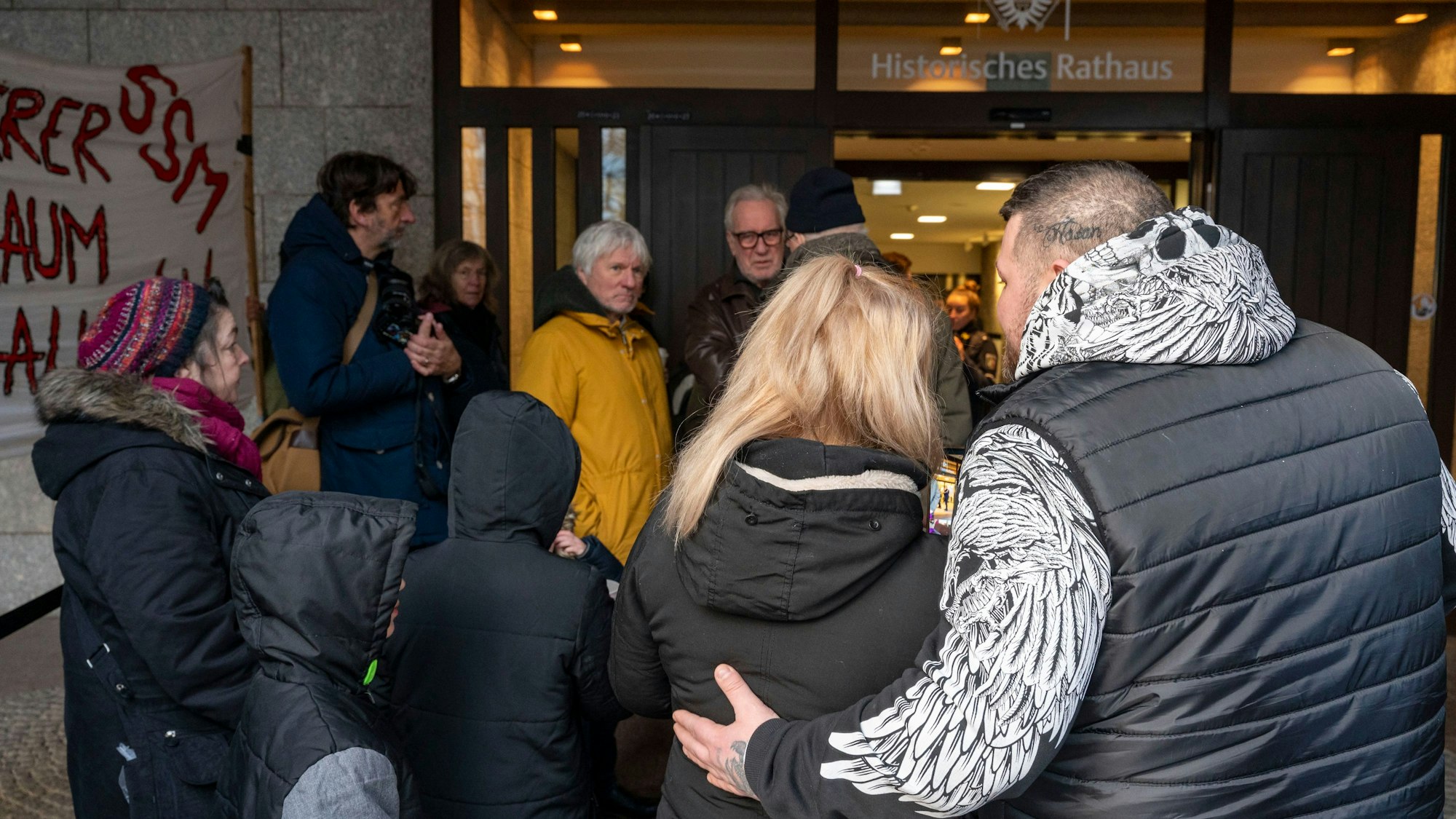 Protestkundgebung gegen Zwangsräumung von sechsköpfiger Familie vor dem Kölner Rathaus