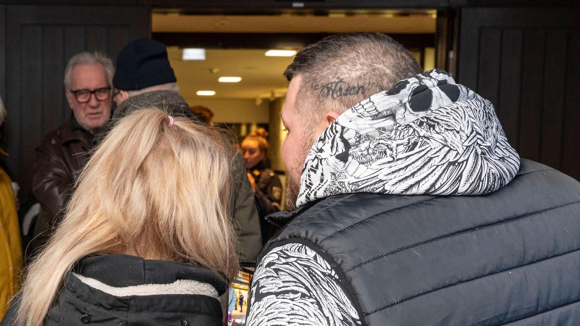 Die von der Räumung betroffene Familie steht vor dem Eingang des Kölner Rathauses.