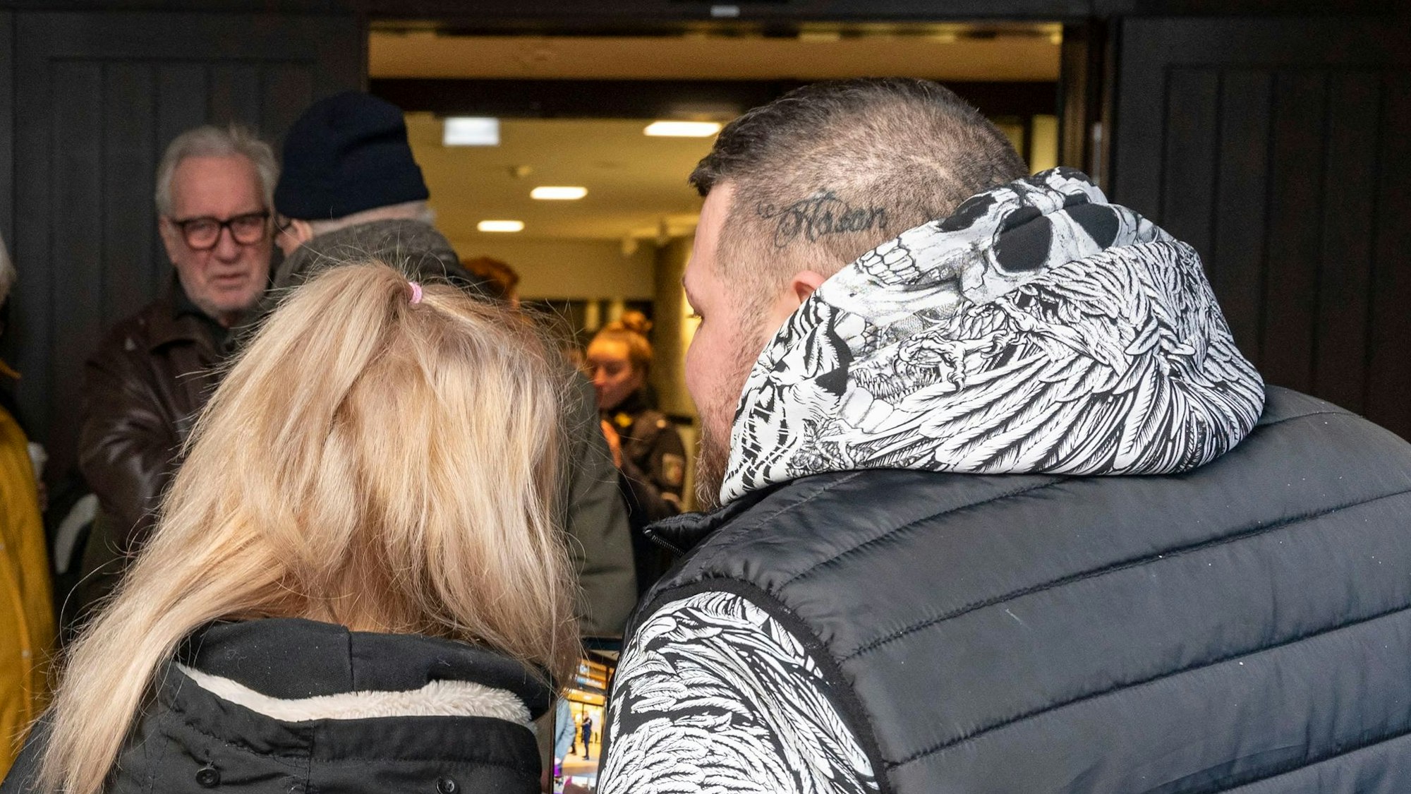 Die von der Räumung betroffene Familie steht vor dem Eingang des Kölner Rathauses.