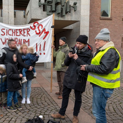 Familie W. steht während einer Protestkundgebung vor dem Kölner Rathaus.