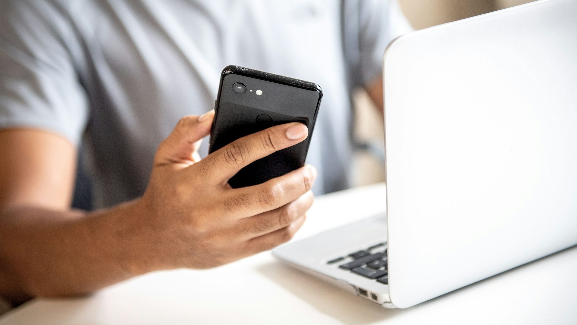 Mann hält Handy (Symbolbild).