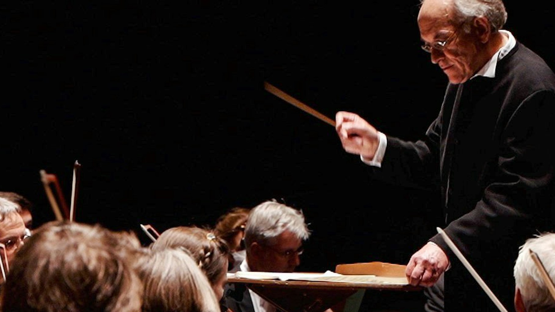 Dirk Joeres und die Musiker und Musikerinnen der Westdeutsche Sinfonia Leverkusen.