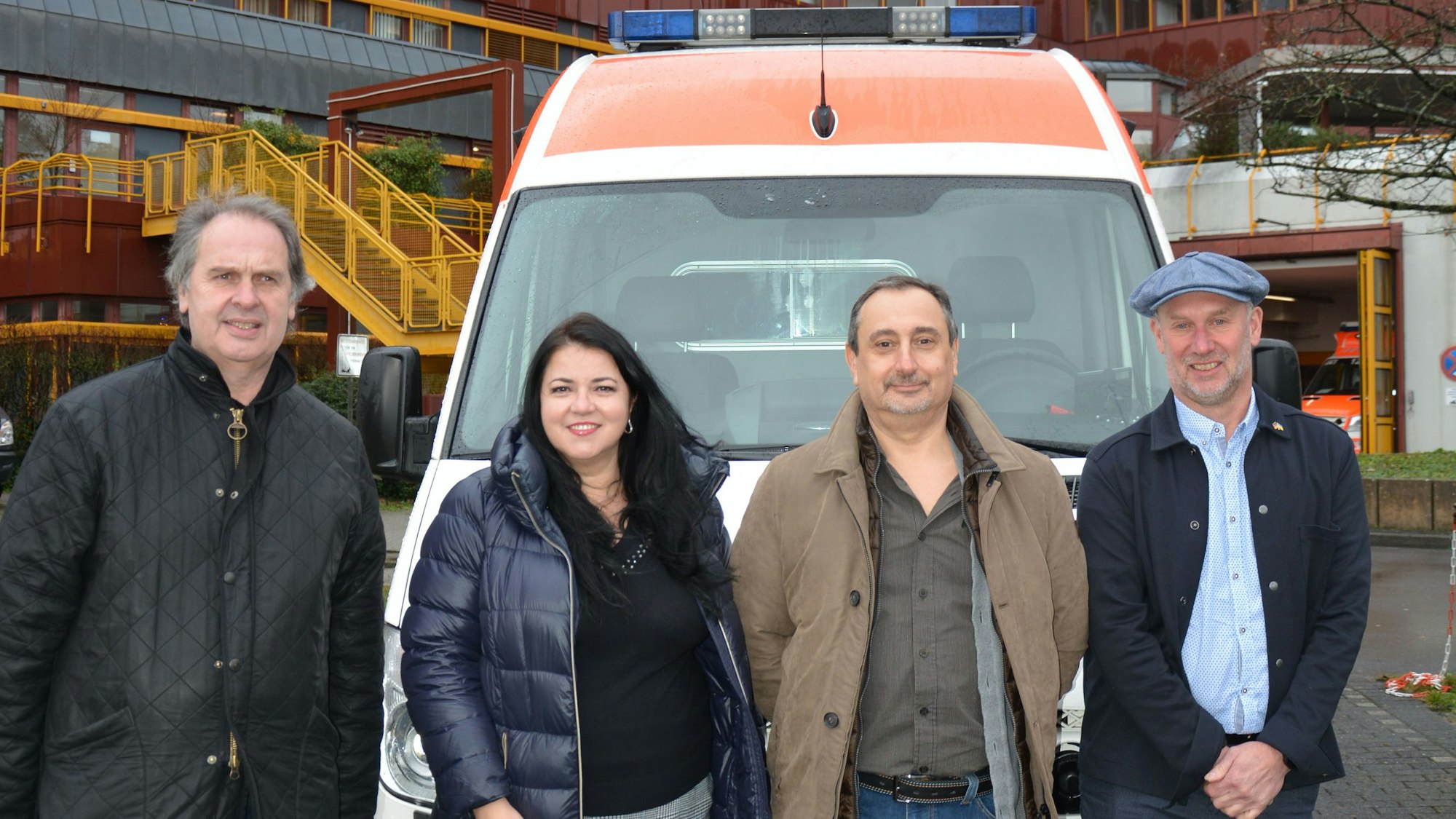 Peter Rothausen, Valentyna Butulay, Igor Prudkov und Rolf Kühr mit dem RTW für die Ukraine.