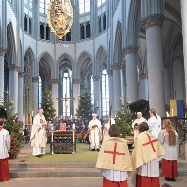 Weihbischof Ansgar Puff steht bei einer Messe im Altenberger Dom vor Gläubigen.