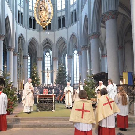 Weihbischof Ansgar Puff steht bei einer Messe im Altenberger Dom vor Gläubigen.