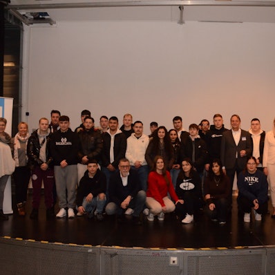 Eine Schülergruppe, die an einem neuen Projekt teilnimmt.