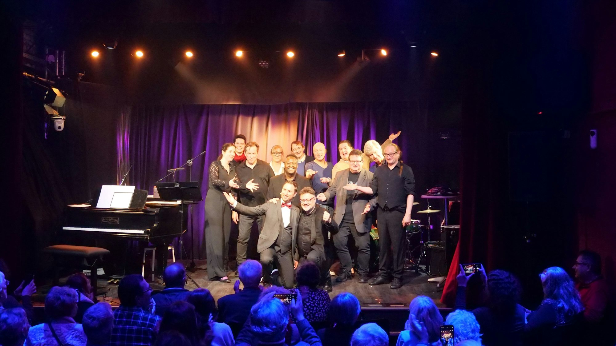 Die Theaterbühne im Walzwerk mit Darstellern auf der Bühne.