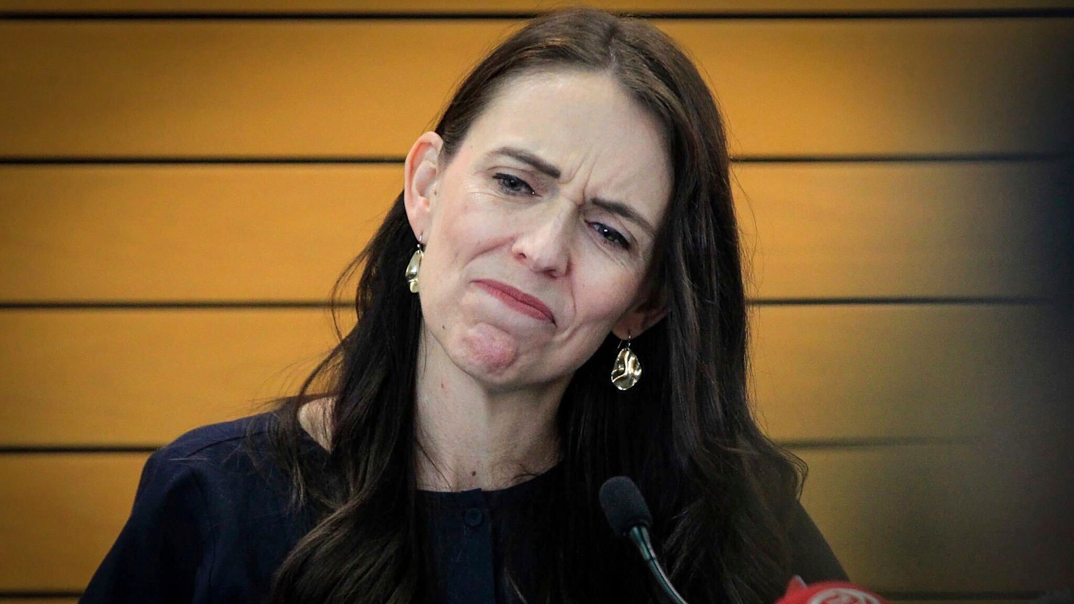 Die neuseeländische Premierministerin Jacinda reagiert während einer Pressekonferenz, als sie ihren Rücktritt bekannt gibt.