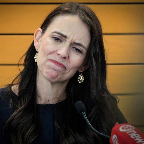 Die neuseeländische Premierministerin Jacinda reagiert während einer Pressekonferenz, als sie ihren Rücktritt bekannt gibt.
