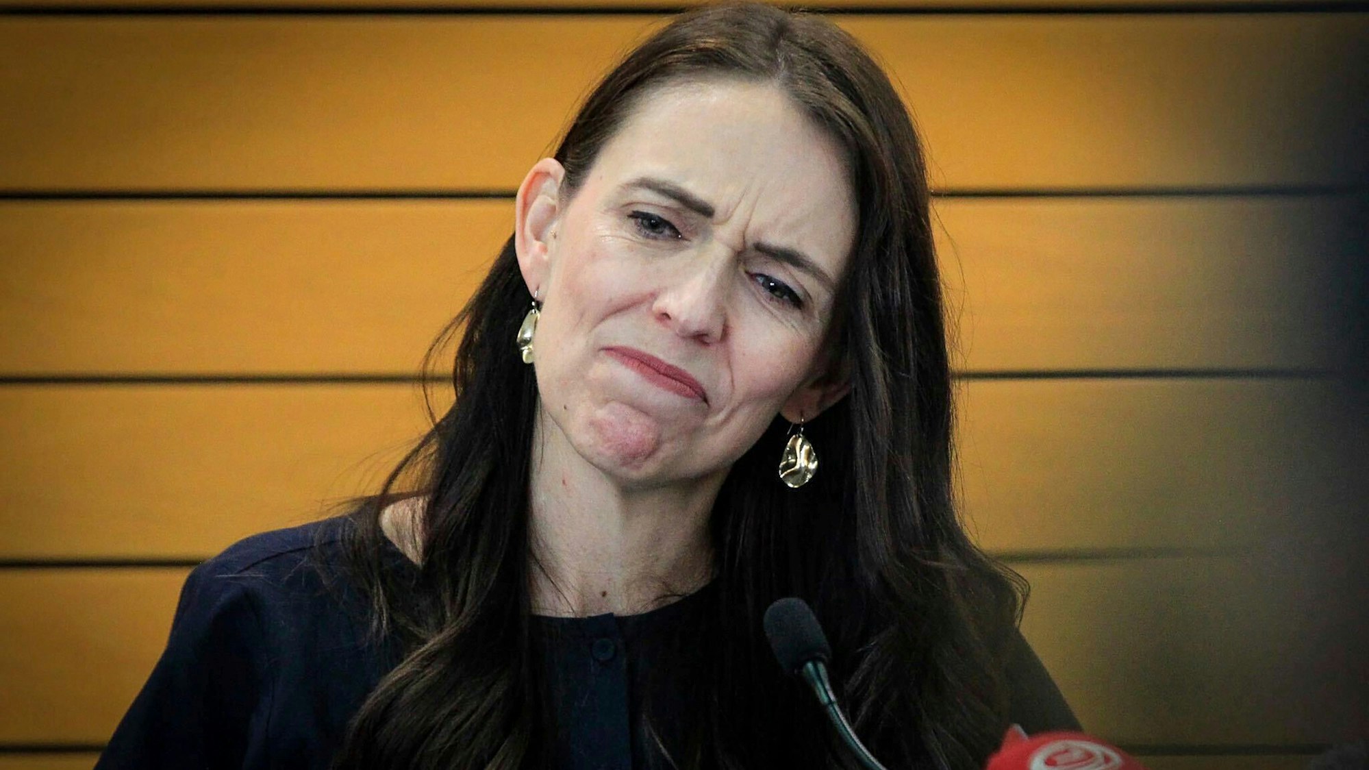 Die neuseeländische Premierministerin Jacinda reagiert während einer Pressekonferenz, als sie ihren Rücktritt bekannt gibt.