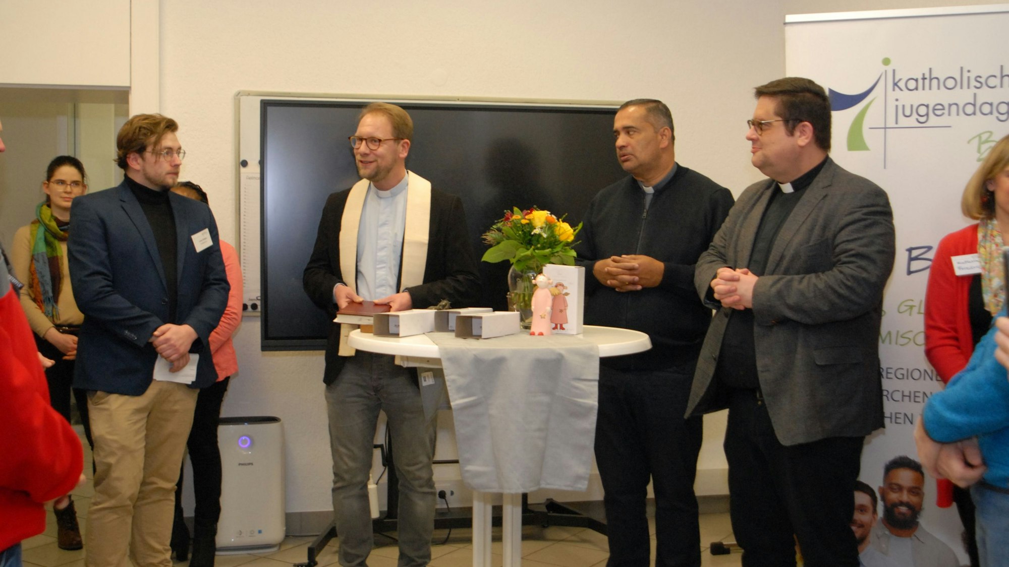 Diözesanjugendseelsorger Pfarrer Tobias Schwaderlapp (2.v.l.) hielt einen Wortgottesdienst ab.