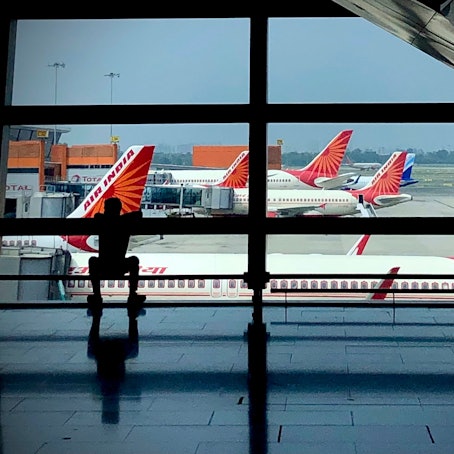 Mehrere Flugzeuge der Air India stehen auf einem Rollfeld am indischen Flughafen Amritsar.
