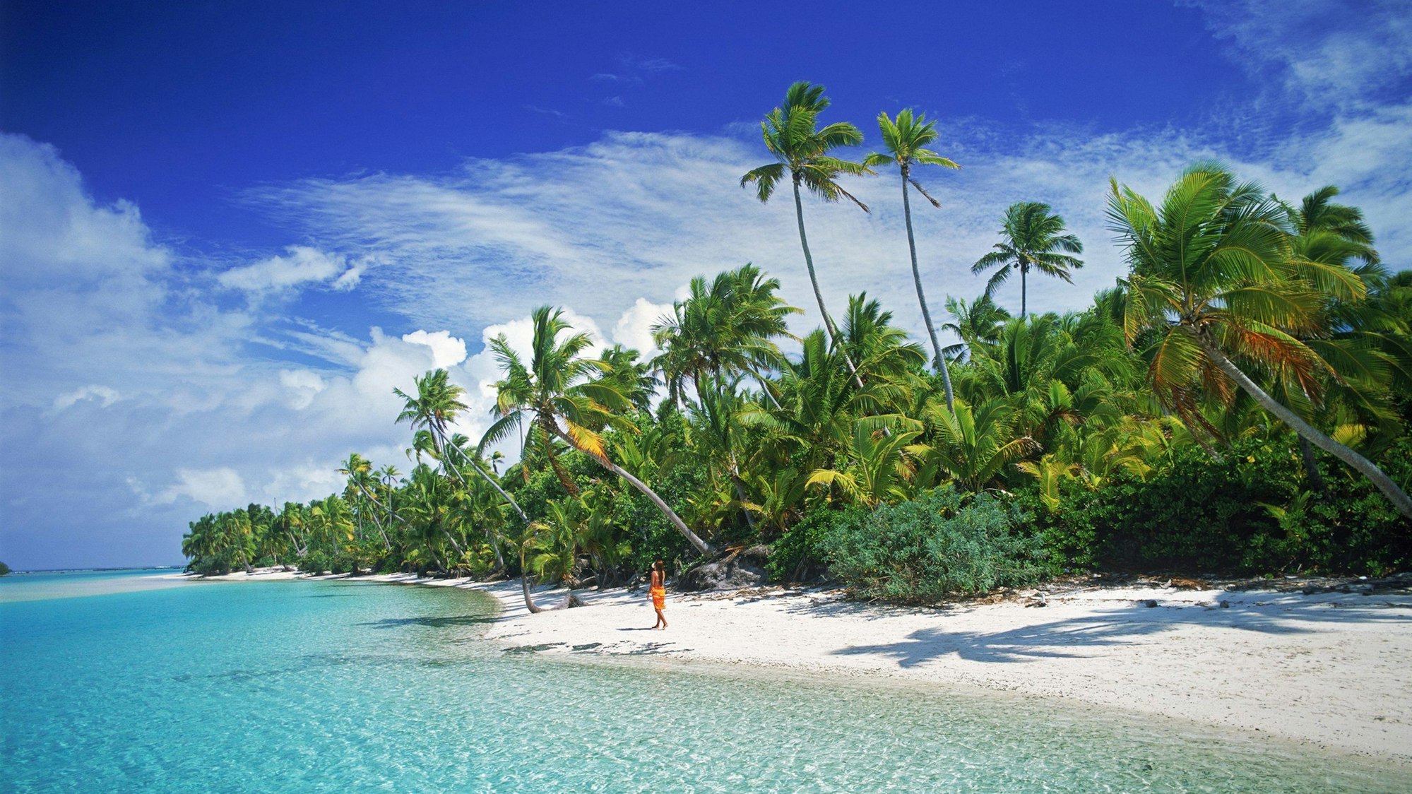 Eine der Cook-Inseln mit Strand und Palmen in der Karibik (Symbolbild)