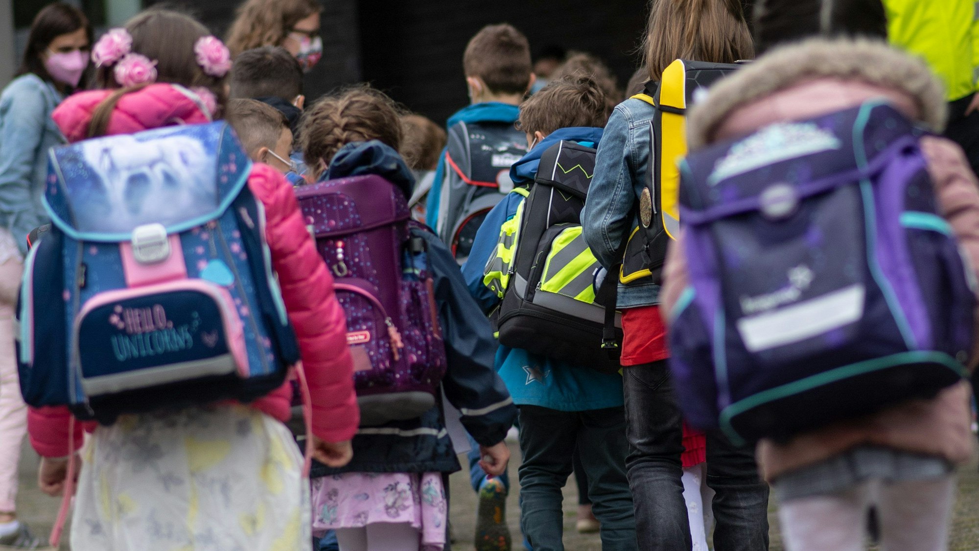 Erstklässler auf dem Weg in ihre Klassen.