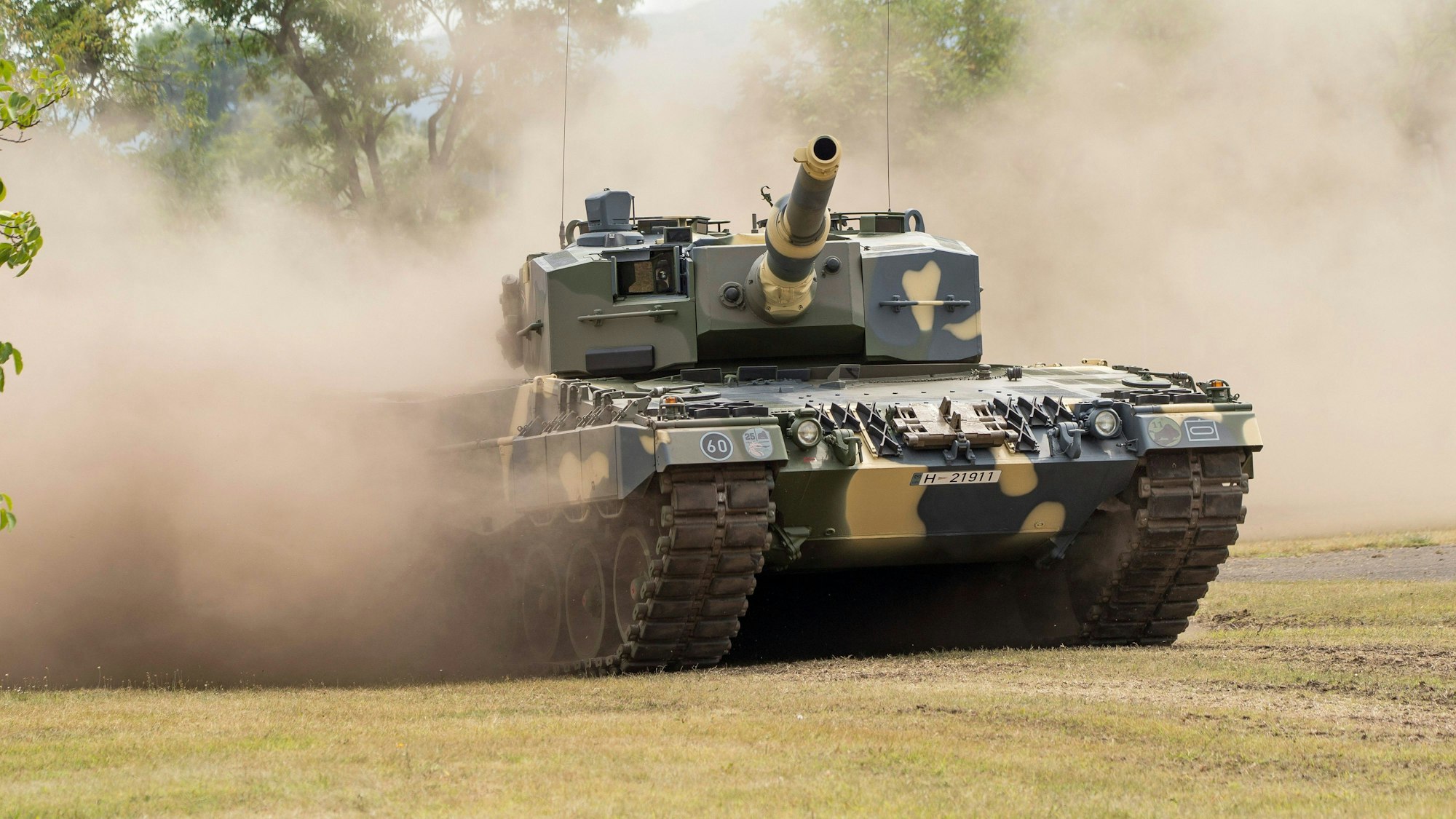 Ein Panzer des Typs Leopard 2 A4 wird zur Demonstration bei der feierlichen Übergabe der ersten vier Panzer an die ungarische Armee gefahren.