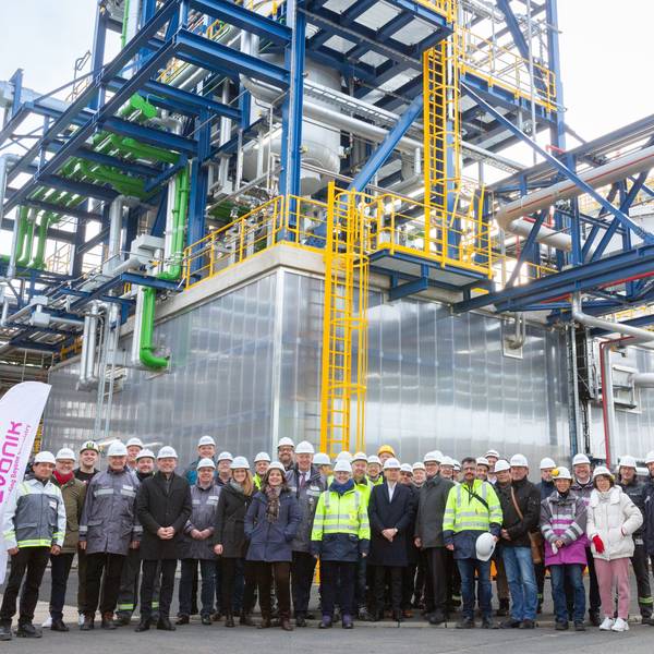 Das Foto zeigt das Projektteam vor der neuen Anlage. Mit geladenen Gästen wurde das neue Anlagenteil des MMP-Betriebs in Wesseling besichtigt.
