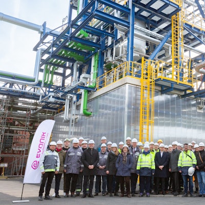 Das Foto zeigt das Projektteam vor der neuen Anlage. Mit geladenen Gästen wurde das neue Anlagenteil des MMP-Betriebs in Wesseling besichtigt.