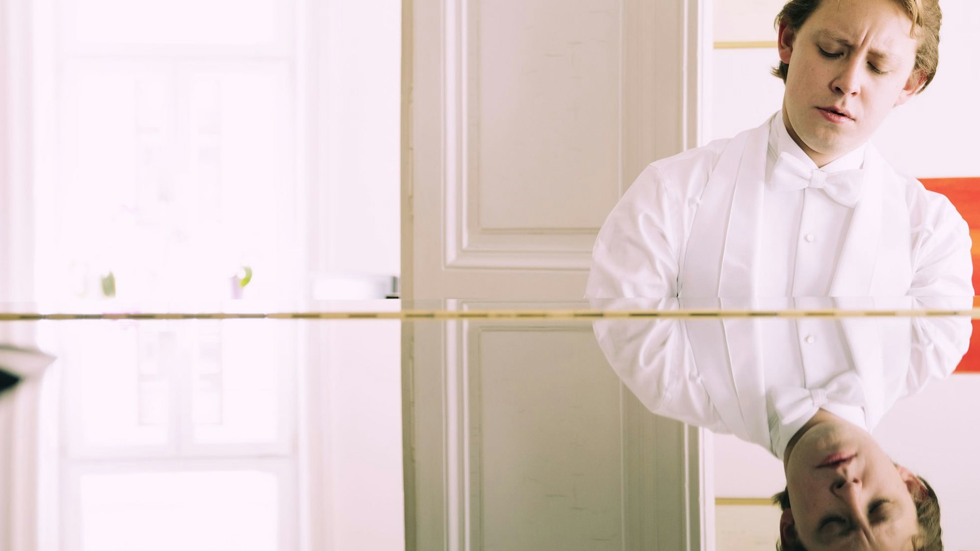 Stefan Stroissnig am spiegelnden Flügel.