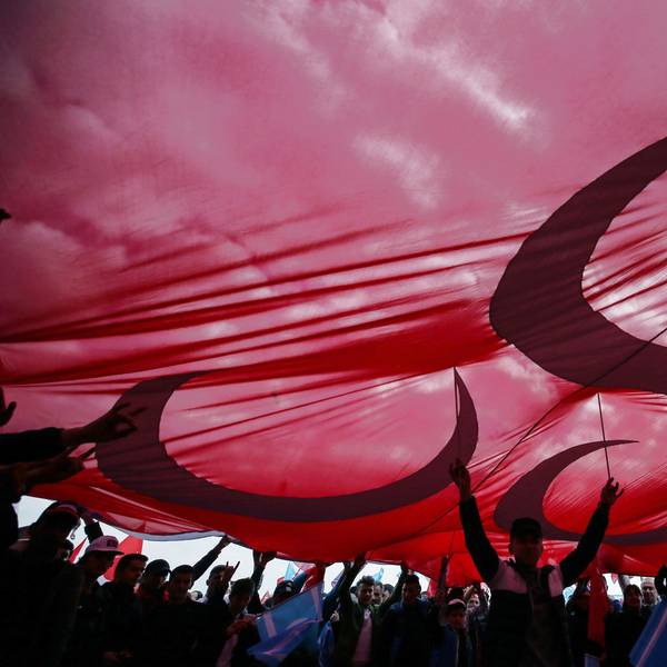 Anhänger der nationalistischen Partei jubeln 2017 bei einer Veranstaltung zur Unterstützung der Regierungspartei AKP in Istanbul unter einer großen Fahne.