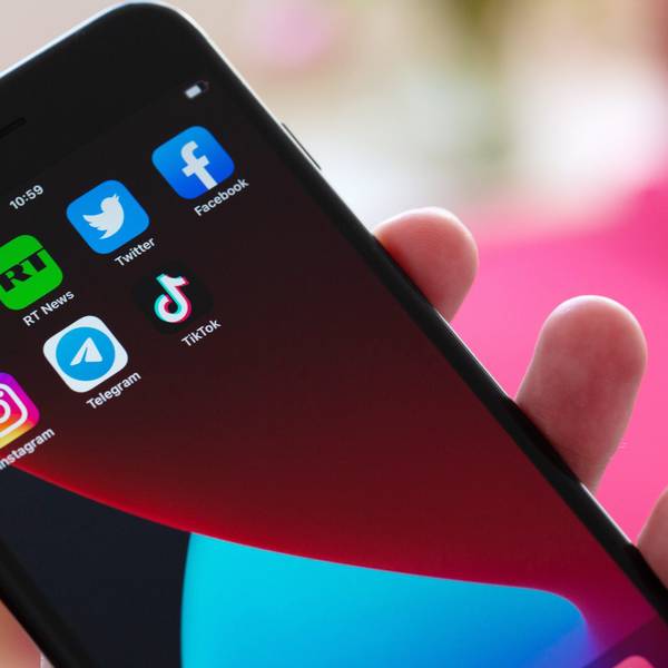 25.08.2022, Berlin: Auf dem Bildschirm eines Smartphones sind die Logos der Apps VKontakte (oben l-r), Twitter, RT News, Facebook, Instagram (unten l-r), Telegram und TikTok zu sehen.
Die App TikTok gehört zu der chinesischen Firma ByteDance. (zu dpa: «Wusstest du, dass ...? - TikTok kommt aus China») Foto: Fernando Gutierrez-Juarez/dpa-Zentralbild/dpa - Honorarfrei nur für Bezieher des Dienstes dpa-Nachrichten für Kinder +++ dpa-Nachrichten für Kinder +++