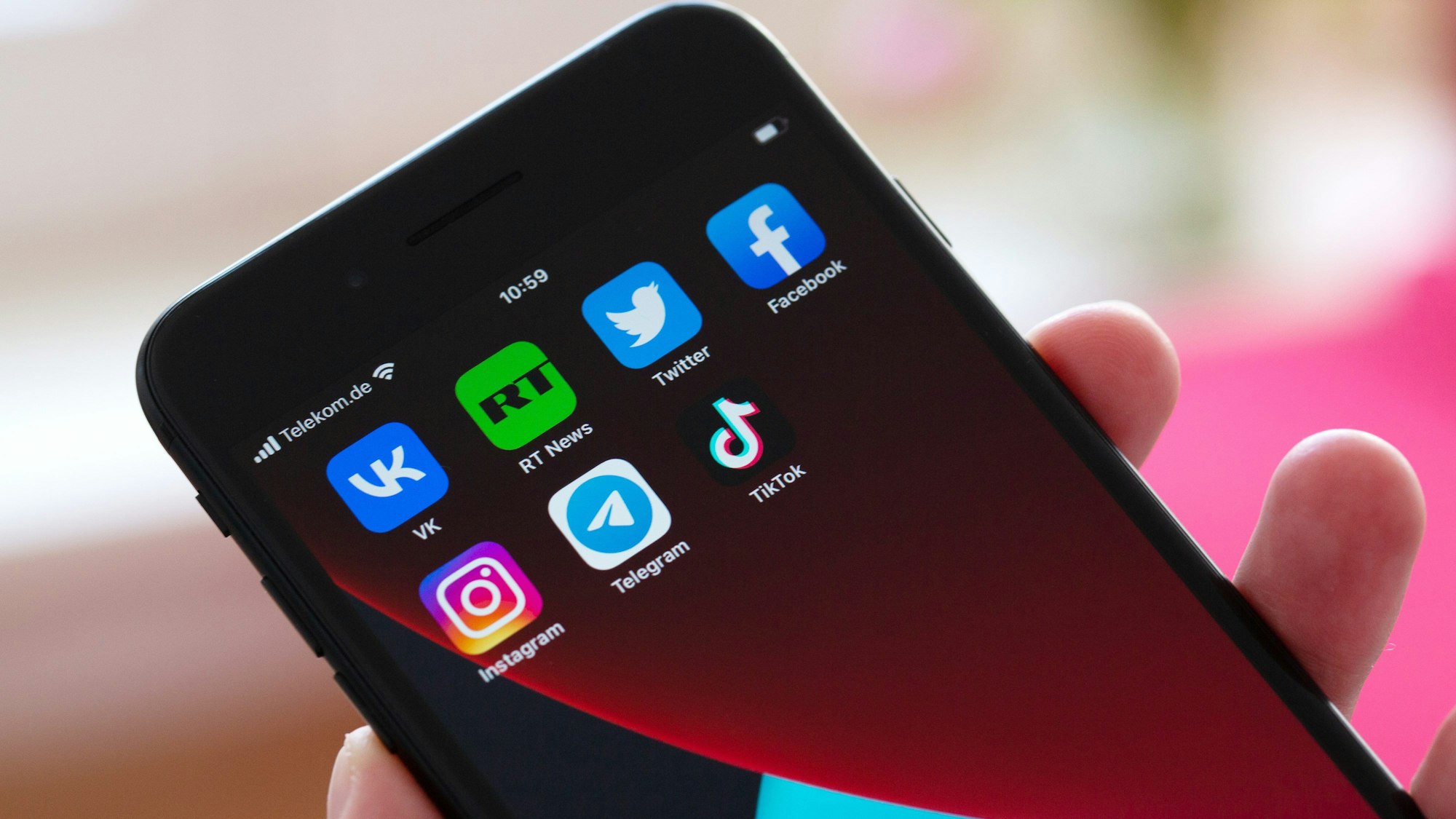 25.08.2022, Berlin: Auf dem Bildschirm eines Smartphones sind die Logos der Apps VKontakte (oben l-r), Twitter, RT News, Facebook, Instagram (unten l-r), Telegram und TikTok zu sehen.
Die App TikTok gehört zu der chinesischen Firma ByteDance. (zu dpa: «Wusstest du, dass ...? - TikTok kommt aus China») Foto: Fernando Gutierrez-Juarez/dpa-Zentralbild/dpa - Honorarfrei nur für Bezieher des Dienstes dpa-Nachrichten für Kinder +++ dpa-Nachrichten für Kinder +++