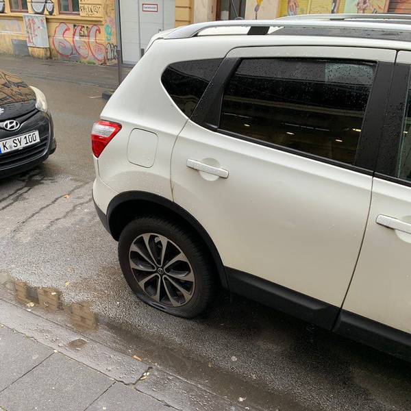 Der hintere rechte Reifen eines weißen SUVs wurde in Köln zerstochen.