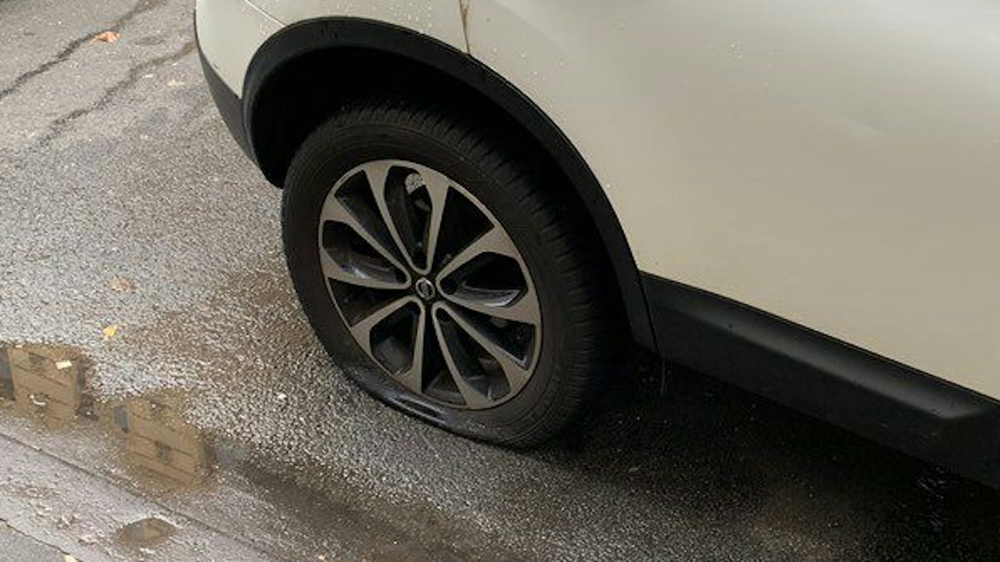 Der hintere rechte Reifen eines weißen SUVs wurde in Köln zerstochen.