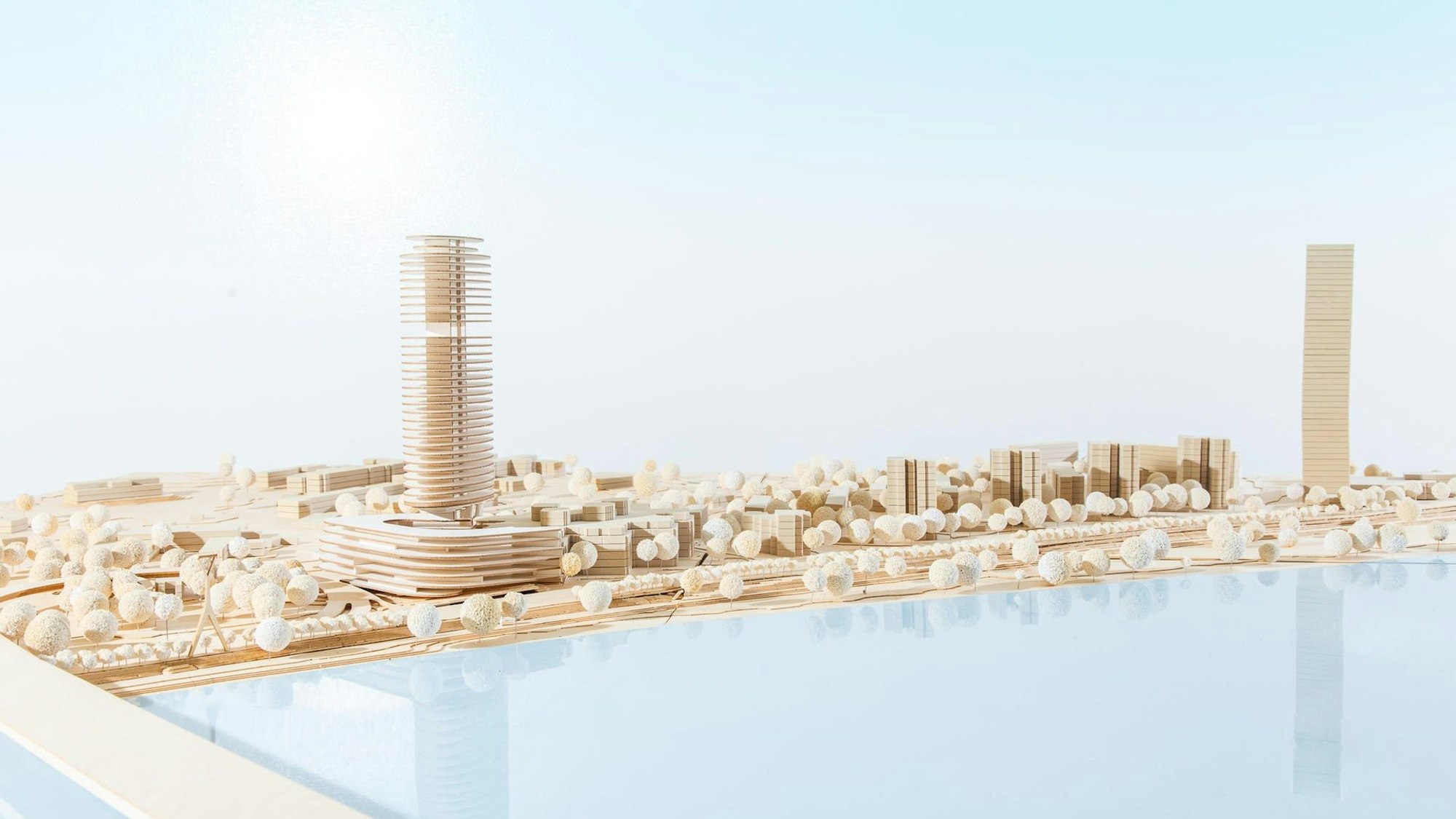 Das Modell zeigt einen ersten Entwurf für das Hochhaus (links).