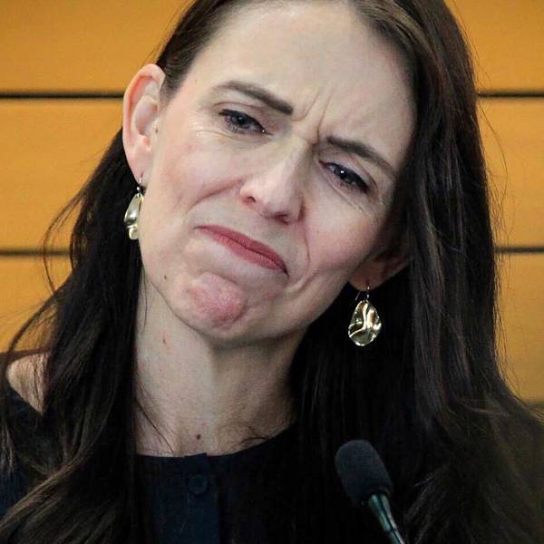 Die neuseeländische Premierministerin Jacinda reagiert während einer Pressekonferenz, als sie ihren Rücktritt bekannt gibt.