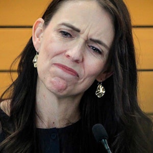 Die neuseeländische Premierministerin Jacinda reagiert während einer Pressekonferenz, als sie ihren Rücktritt bekannt gibt.
