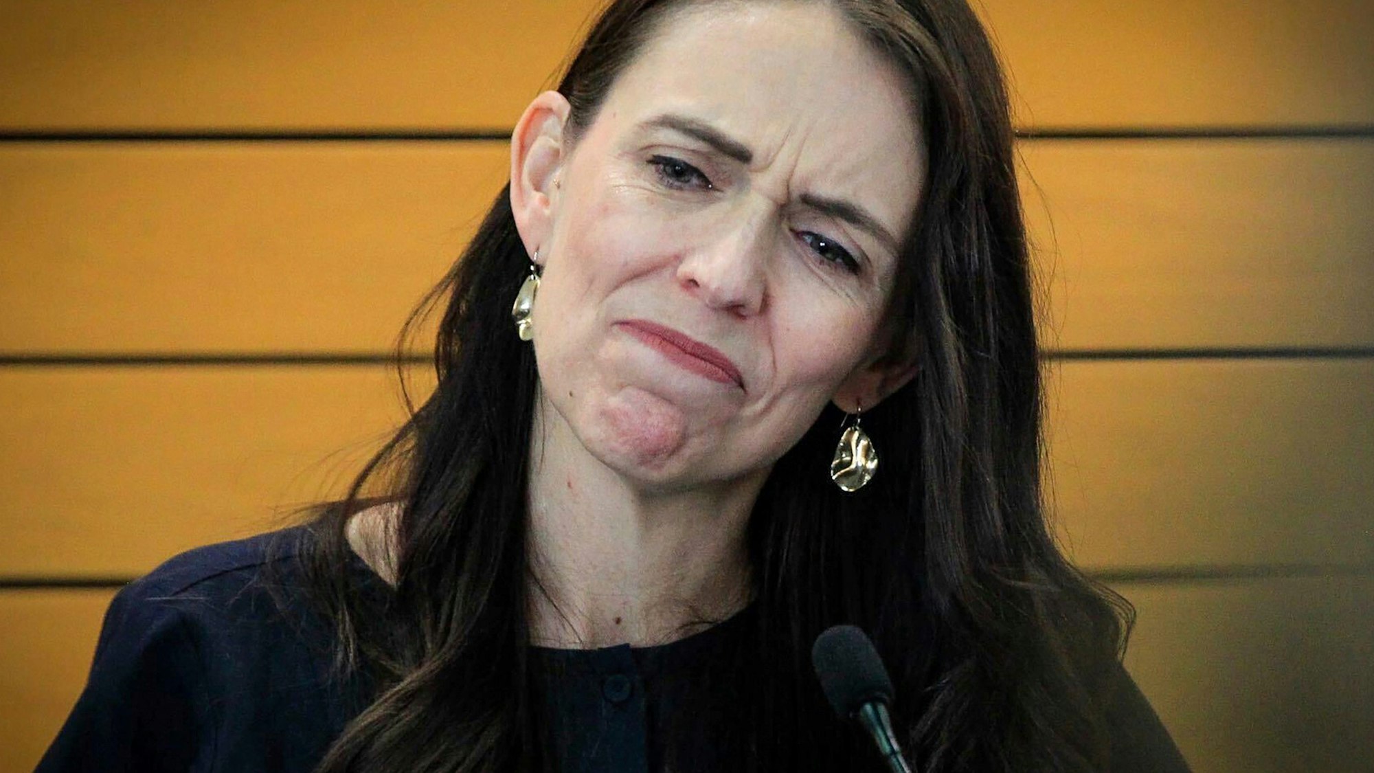 Die neuseeländische Premierministerin Jacinda reagiert während einer Pressekonferenz, als sie ihren Rücktritt bekannt gibt.