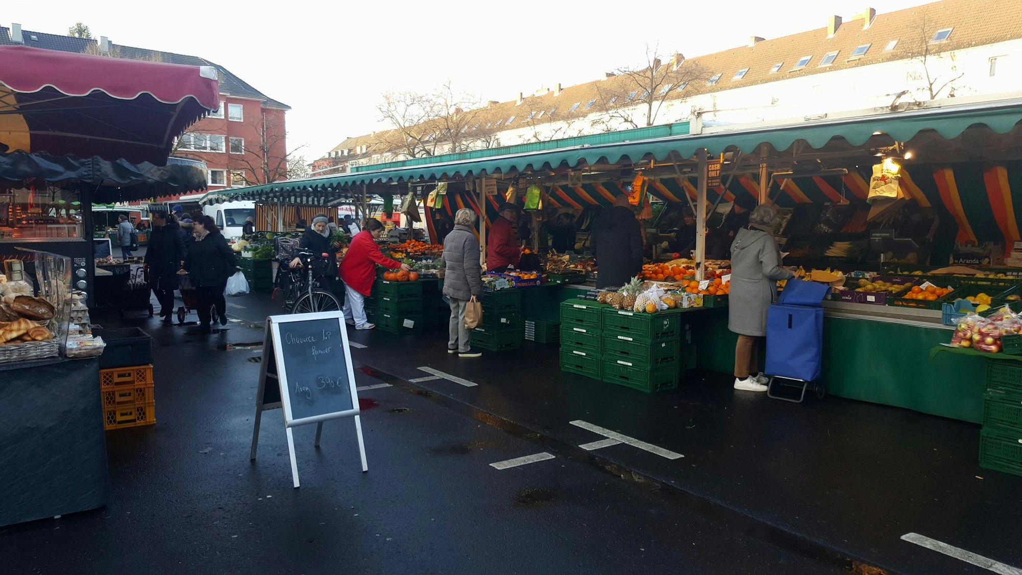 Stände stehen auf dem Sülzer Wochenmarkt.