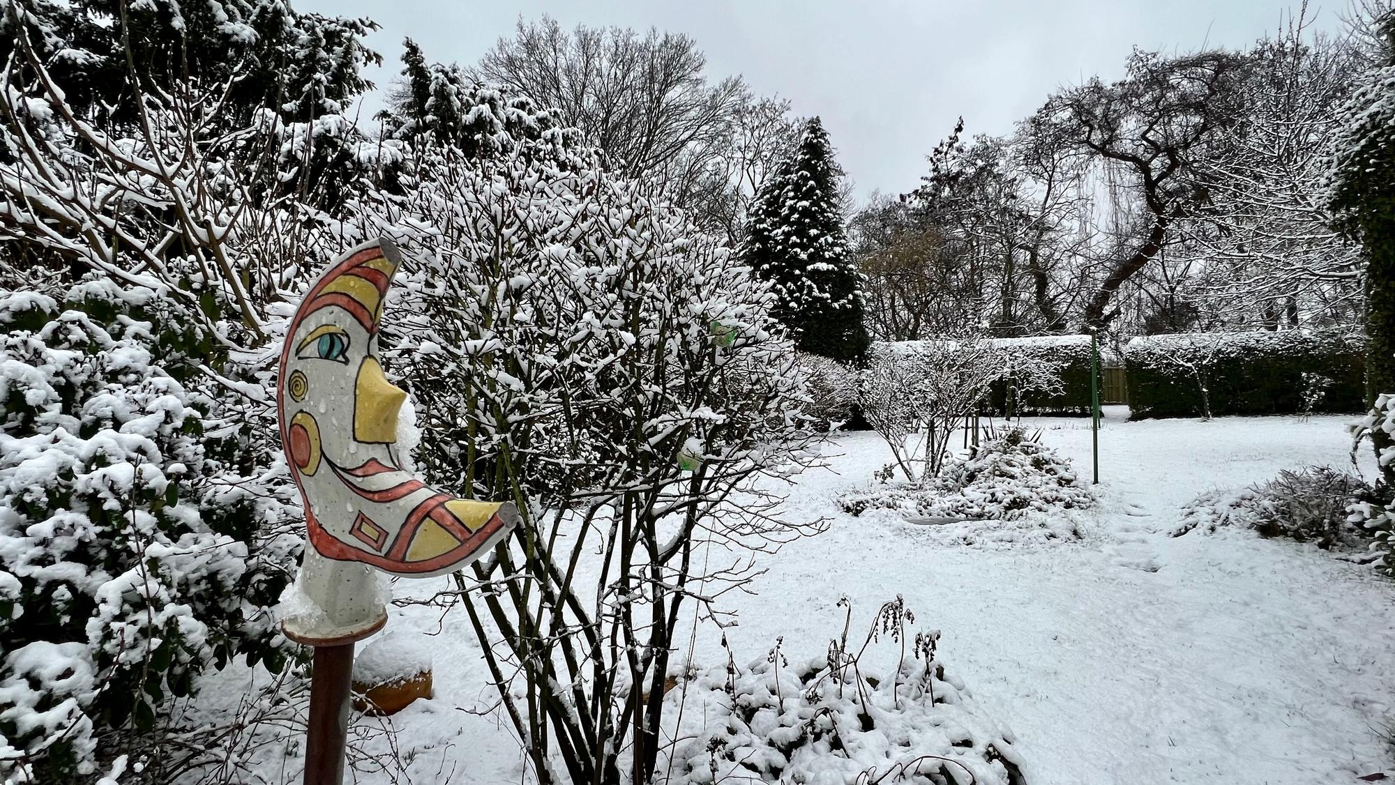 Schnee in einem Leichlinger Garten
