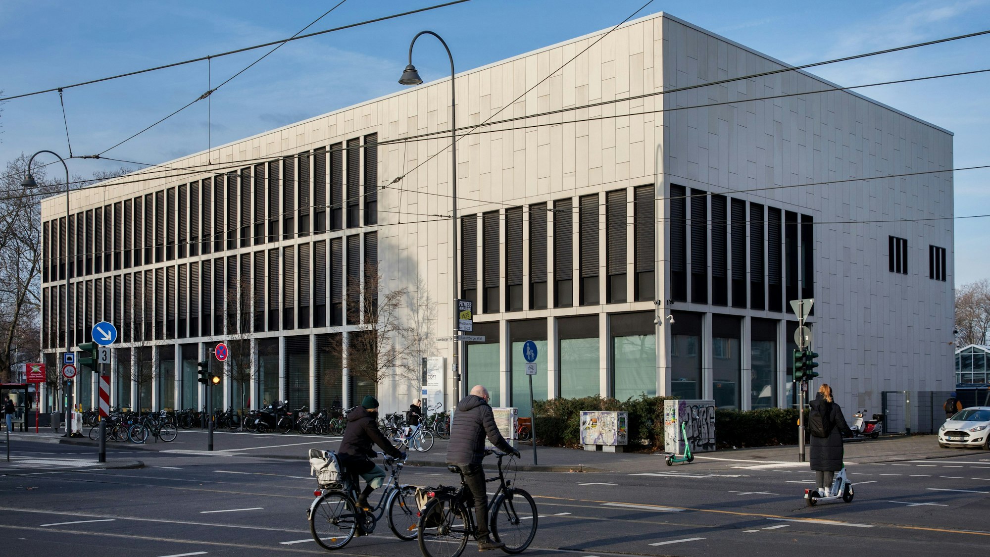 Das Bild zeigt die Außenansicht des COPT-Zentrums der Uni Köln auf der Luxemburger Straße 90.