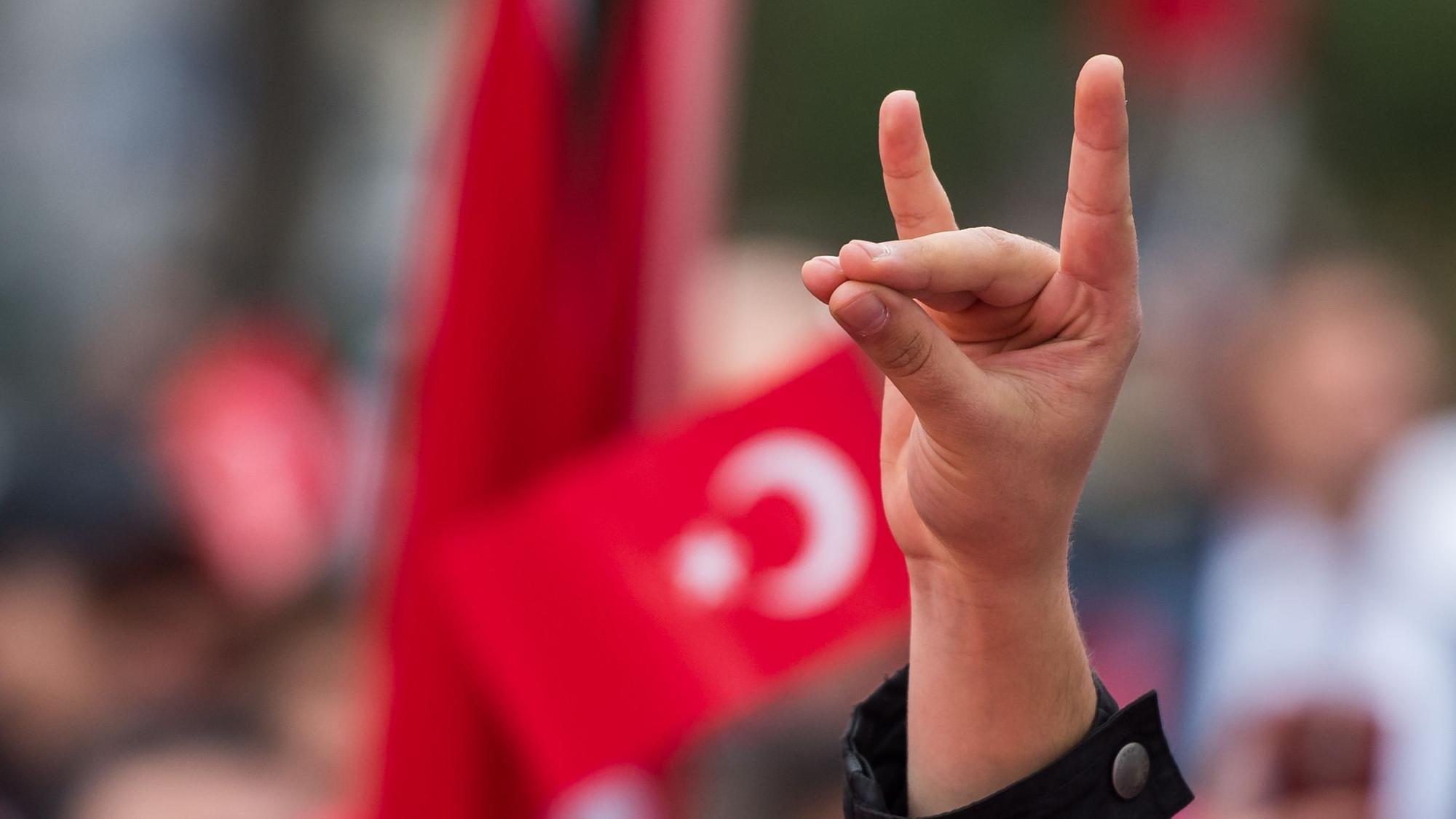 Eine Hand zeigt den "Wolfsgruß" der Grauen Wölfe während einer Pro-Türkischen Demonstration. Graue Wölfe ist die Bezeichnung für die ultranationalistische Bewegung aus der Türkei. (zu dpa "Studie warnt vor Einfluss der Grauen Wölfe in Deutschland") +++ dpa-Bildfunk +++