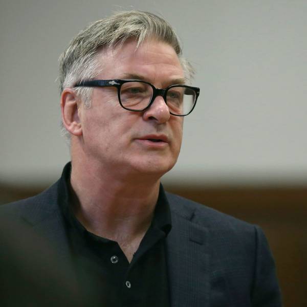US-Schauspieler Alec Baldwin steht während eines Gerichtstermins in einem Gerichtssaal.