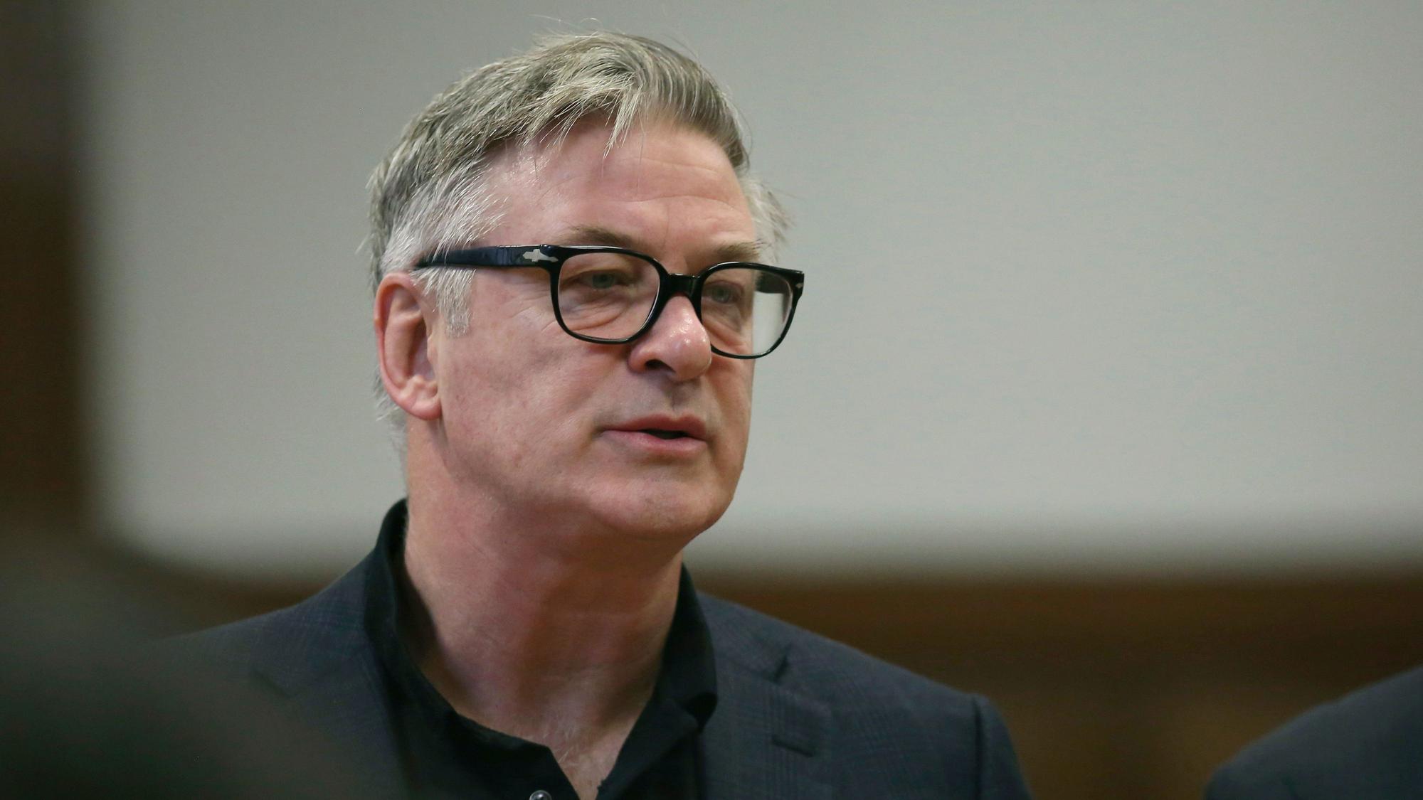 US-Schauspieler Alec Baldwin steht während eines Gerichtstermins in einem Gerichtssaal. (Archivbild)