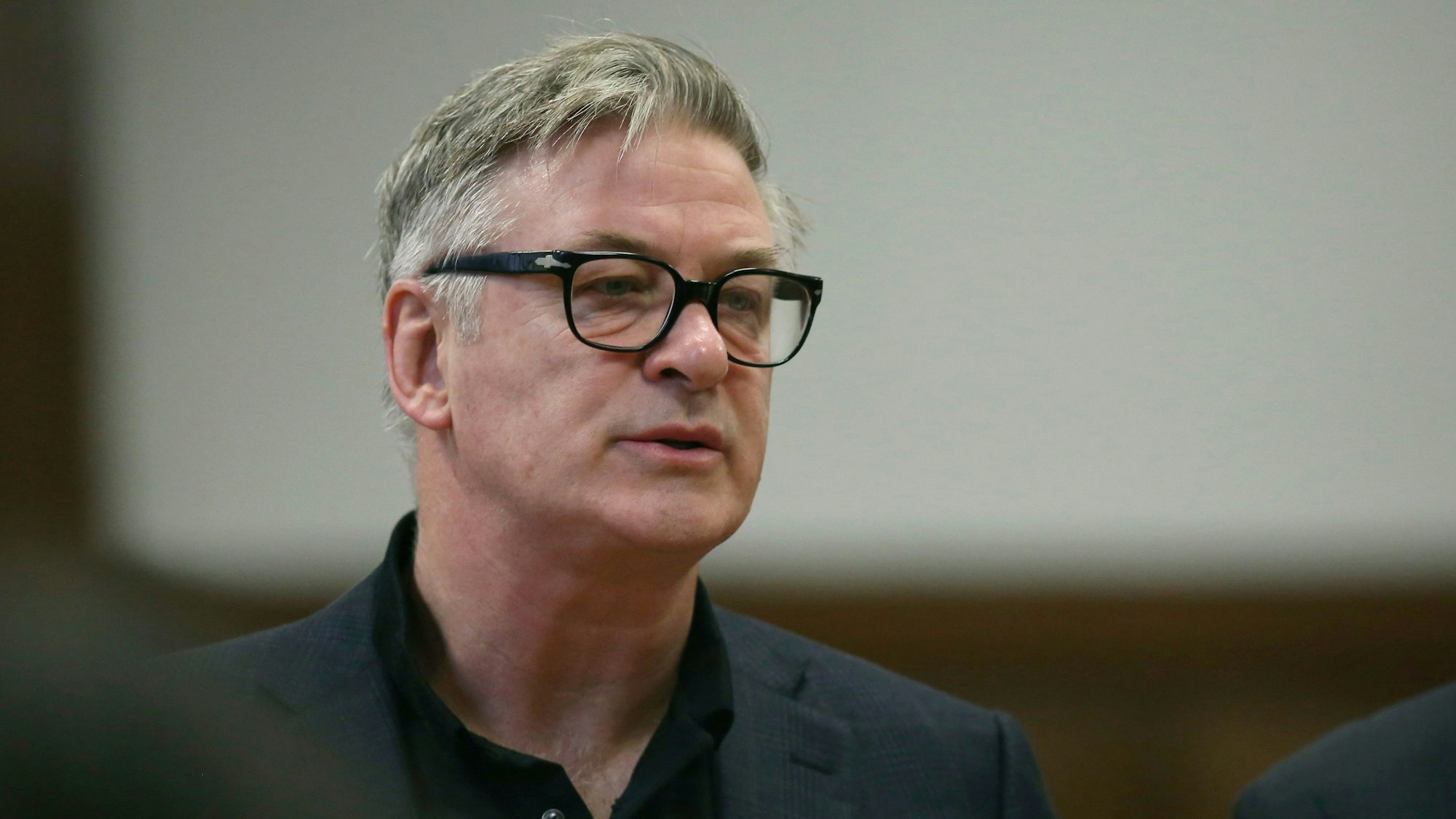 US-Schauspieler Alec Baldwin steht während eines Gerichtstermins in einem Gerichtssaal. (Archivbild)