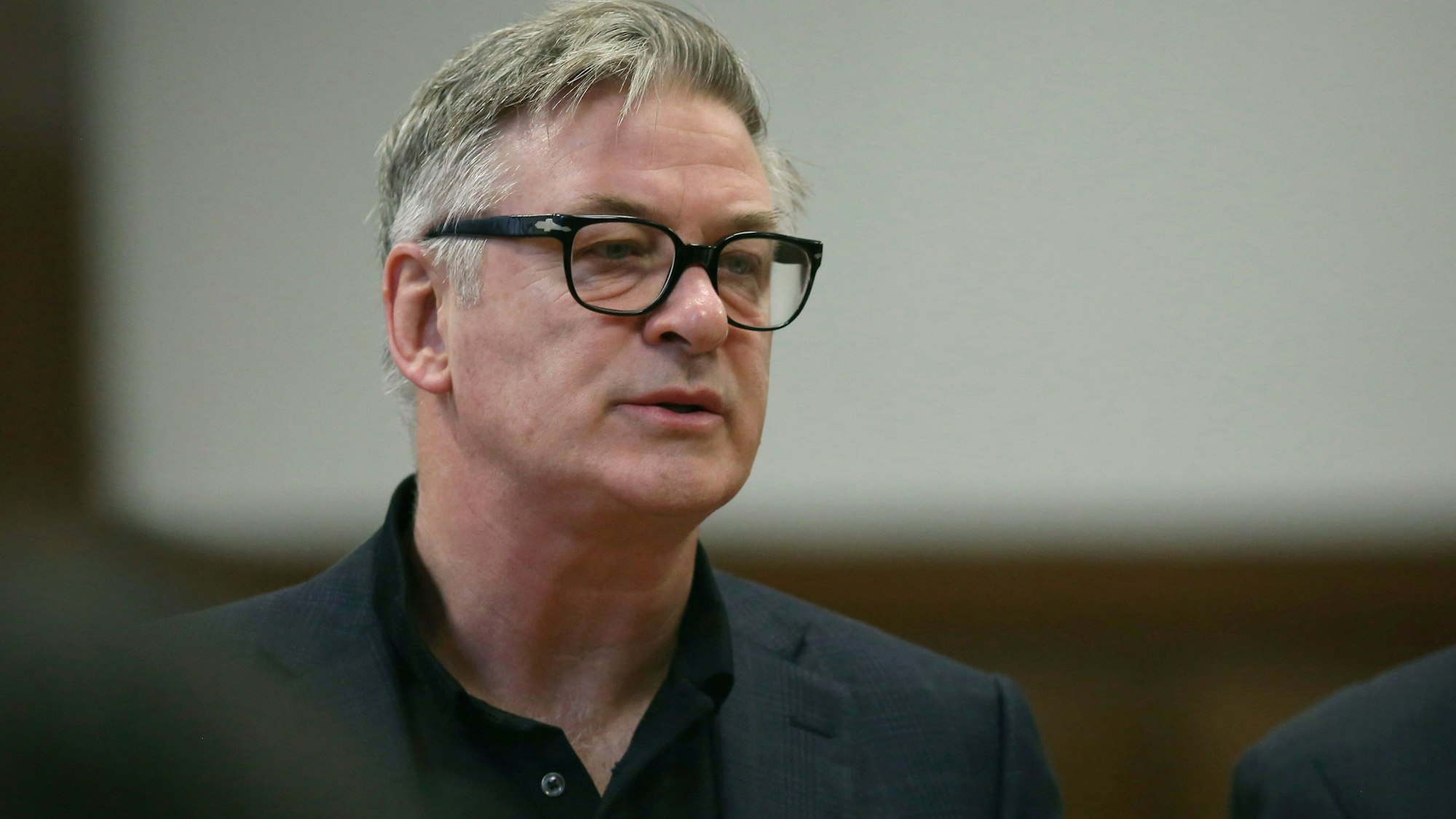 US-Schauspieler Alec Baldwin steht während eines Gerichtstermins in einem Gerichtssaal.