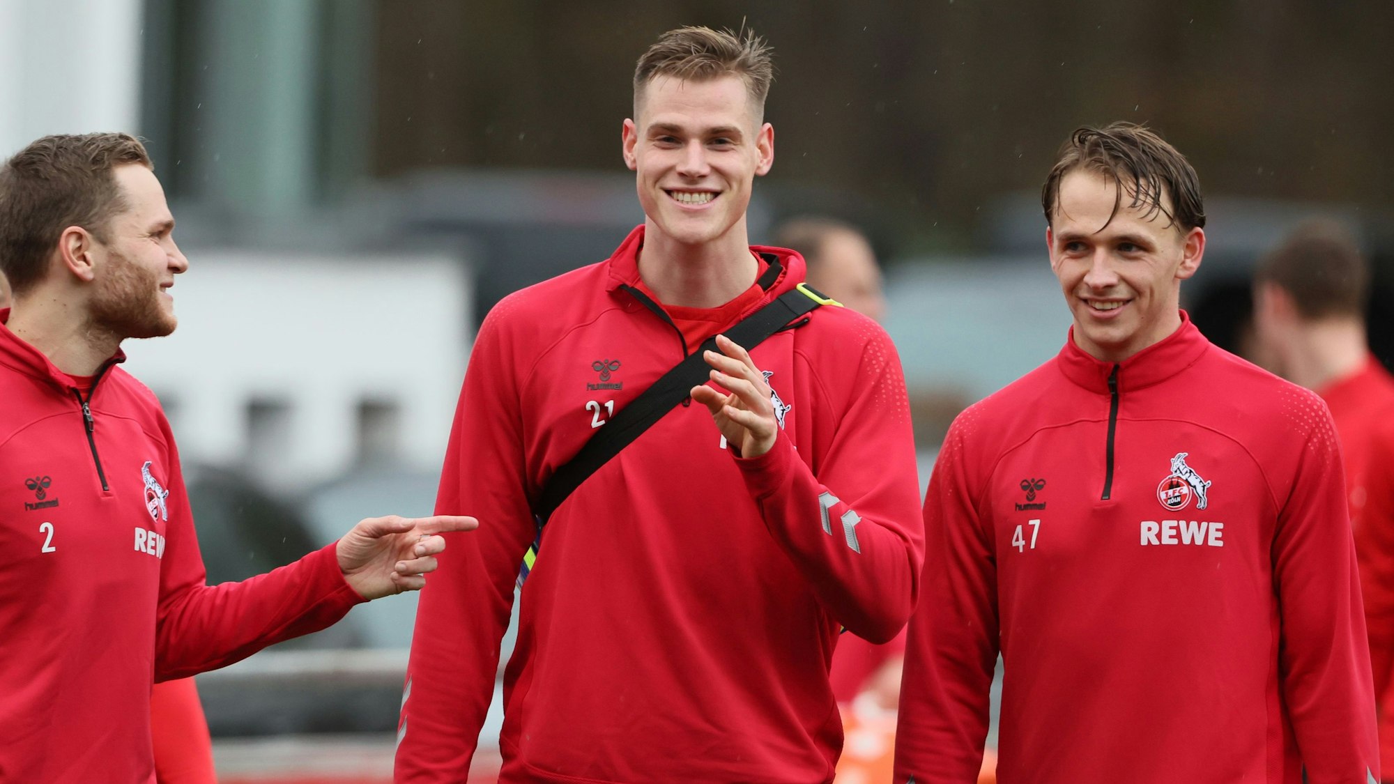 FC-Stürmer Steffen Tigges verlässt mit seinen Kollegen Mathias Olesen und Benno Schmitz nach dem Training den Platz, alle drei lachen.
